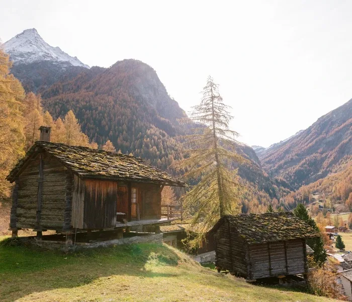 Mayens traditionnels dans le Val d’Hérens en Suisse
