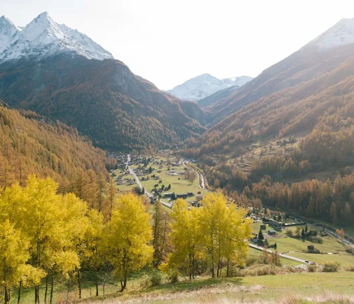 Village de Brusson dans le Val d'Ayas entouré de montagnes enneigées
